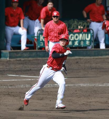 　５回、２点二塁打を放つ内田（撮影・金田祐二）