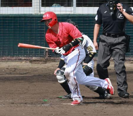 　５回、２点２塁打を放つ中村健（撮影・金田祐二）