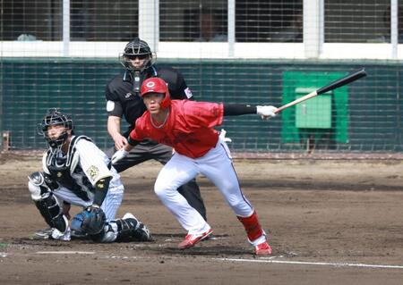 　３回、中前適時打を放つ二俣（撮影・金田祐二）