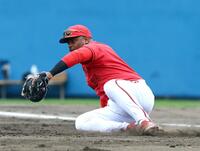 　３回、武岡のゴロを捕球するモンテロ（撮影・山口登）