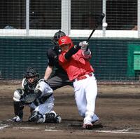 　２回、先制２点適時打を放つ内田（撮影・金田祐二）