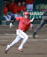 　７回、適時二塁打を放つ内田（撮影・金田祐二）