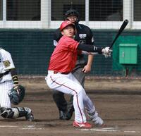 　７回、適時二塁打を放つ内田（撮影・金田祐二）