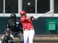 　５回、２点適時打を放つ末包（撮影・金田祐二）