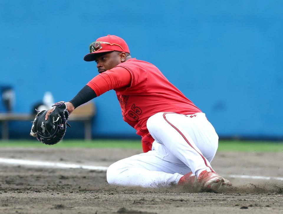 　３回、武岡のゴロを捕球するモンテロ（撮影・山口登）