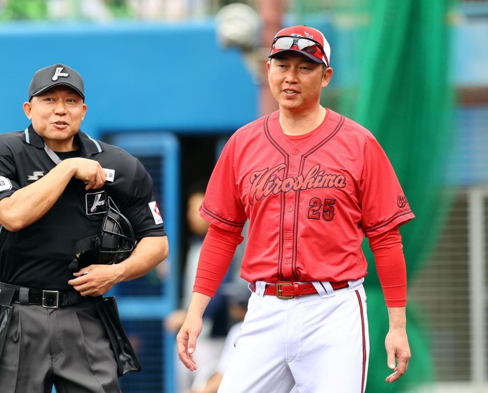 　３回、選手交代を告げる新井監督（撮影・山口登）