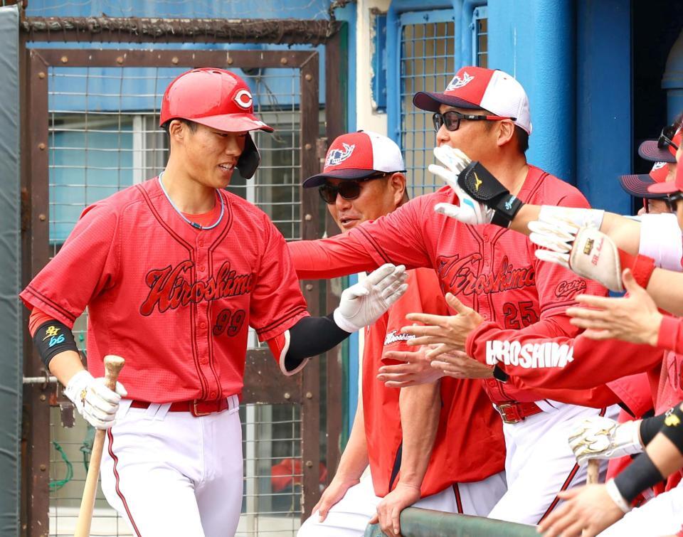 　４回、先制ソロを放った二俣（左）は新井監督らナインに迎えられる（撮影・山口登）