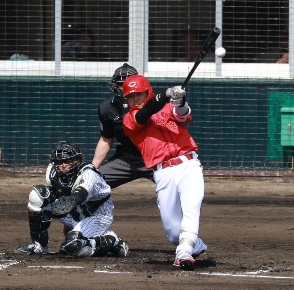 　２回、先制２点適時打を放つ内田（撮影・金田祐二）