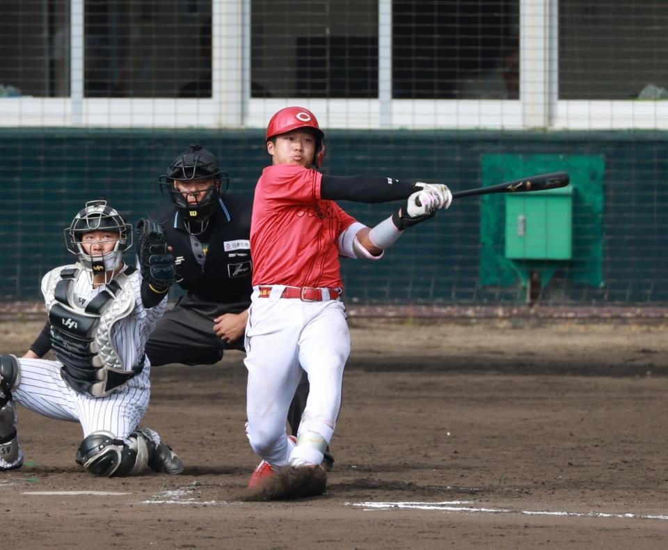　７回、適時二塁打を放つ内田（撮影・金田祐二）
