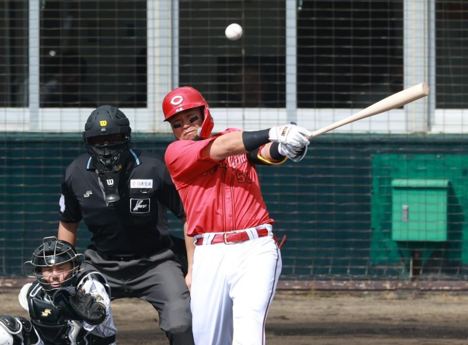 　５回、２点適時打を放つ末包（撮影・金田祐二）