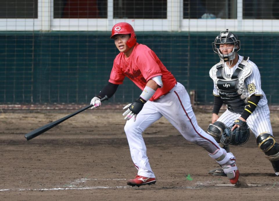 　９回、中前打を放つ内田（撮影・金田祐二）