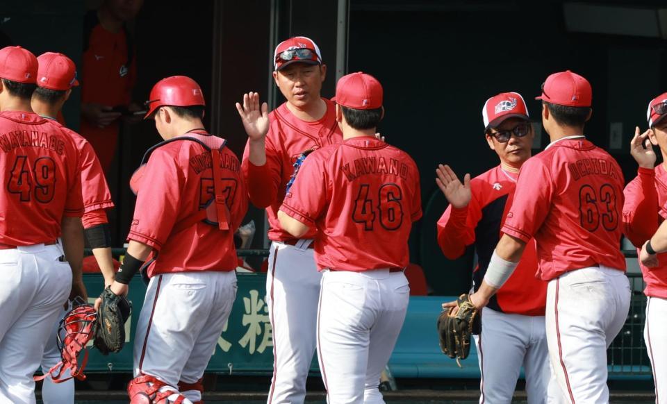 　大勝したナインを迎える新井監督（撮影・金田祐二）