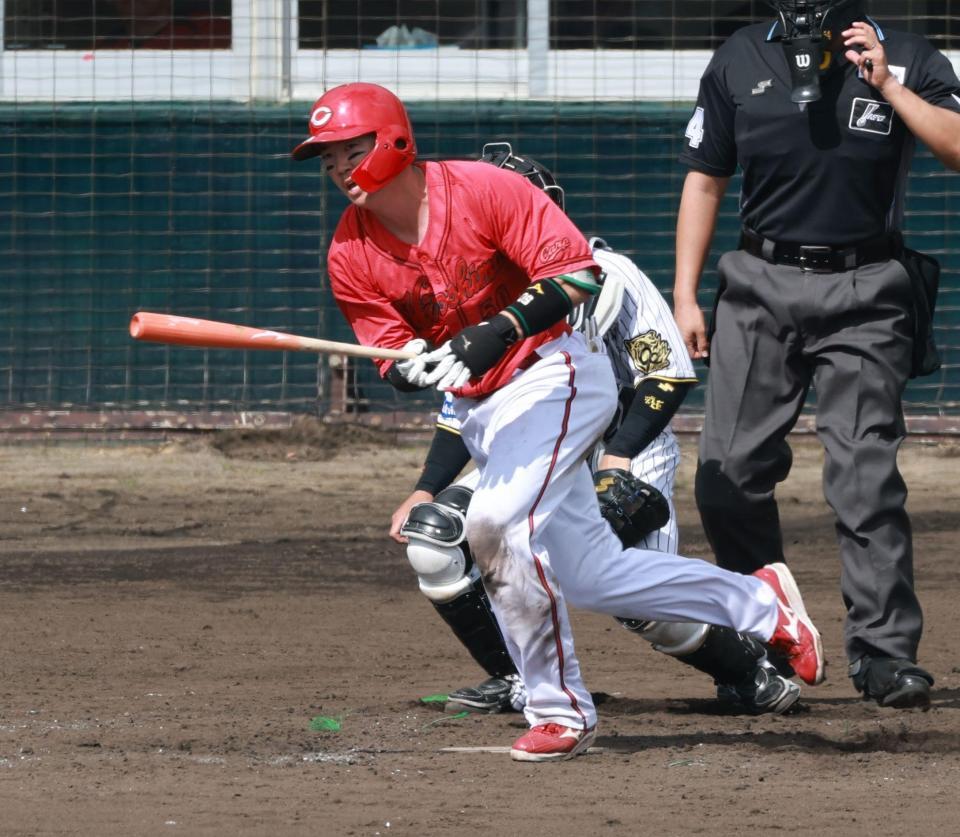 　５回、２点２塁打を放つ中村健（撮影・金田祐二）