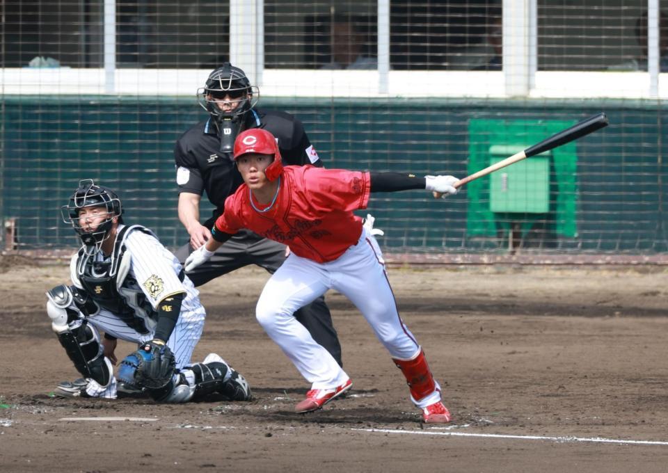 　３回、中前適時打を放つ二俣（撮影・金田祐二）