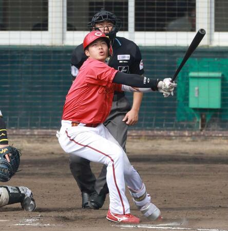 　７回、適時二塁打を放つ内田（撮影・金田祐二）