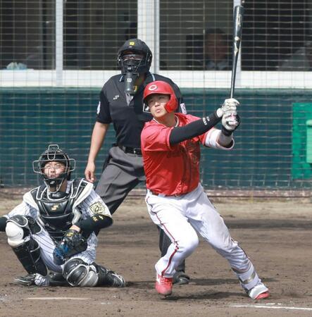 　５回、２点二塁打を放つ内田（撮影・金田祐二）