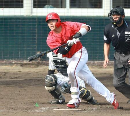 　９回、中前打を放つ内田（撮影・金田祐二）