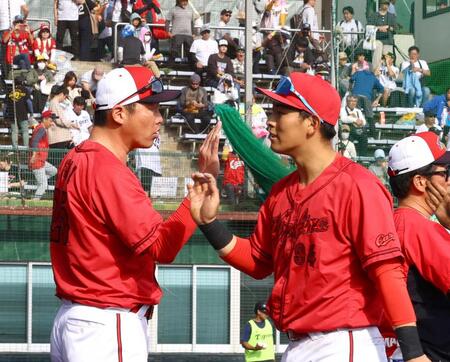 　阪神に快勝しナインを迎える新井監督（左）＝撮影・山口登