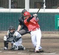 　２回、先制２点適時打を放つ内田（撮影・金田祐二）