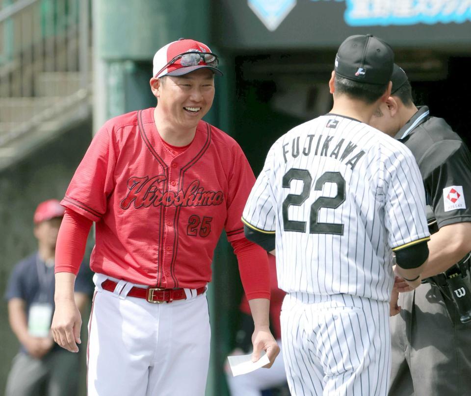 広島・新井監督 球児虎に圧勝でご満悦 開幕前哨戦で13安打11