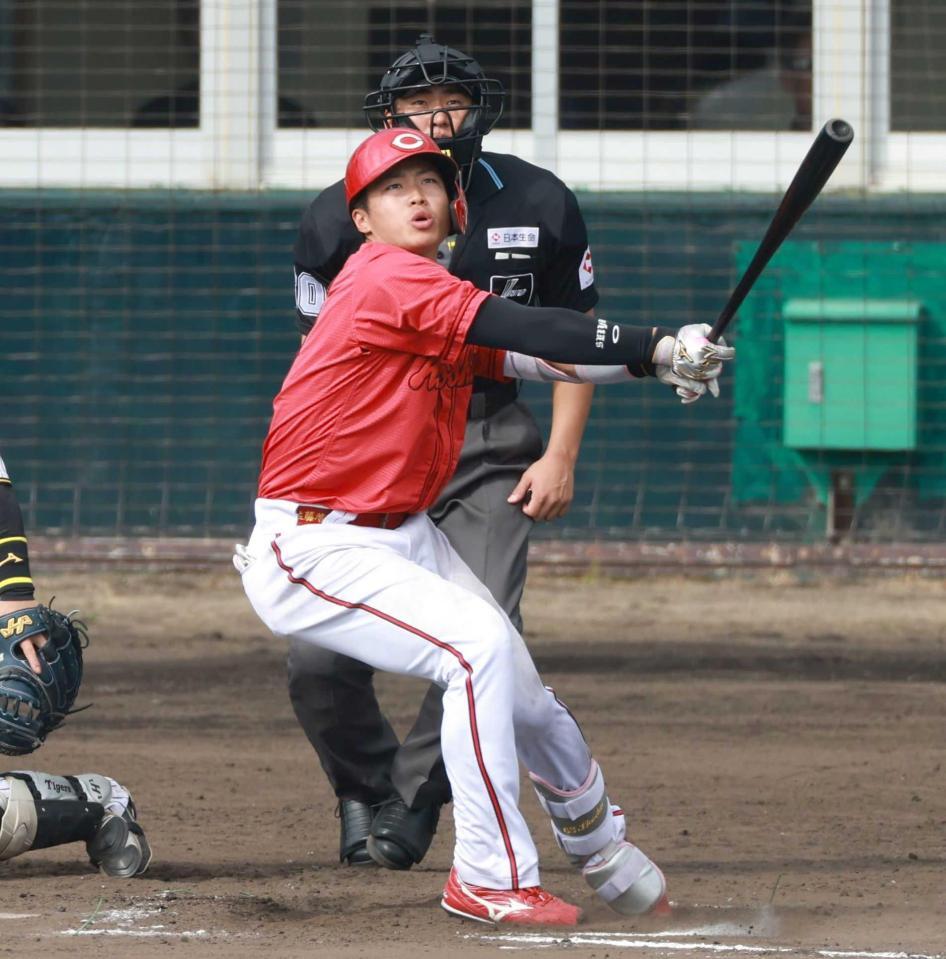 　７回、適時二塁打を放つ内田（撮影・金田祐二）