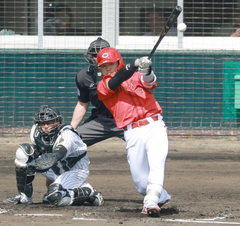 　２回、先制２点適時打を放つ内田（撮影・金田祐二）