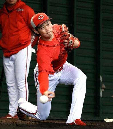 　ブルペンで投球練習する鈴木（撮影・山口登）