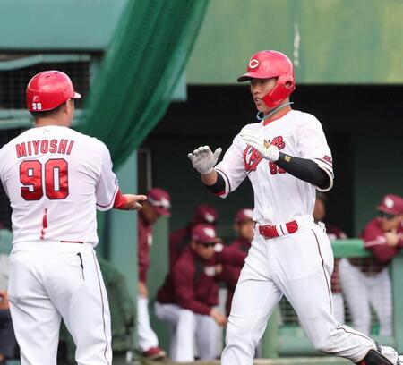 　８回、左越えソロを放ち、生還する二俣（撮影・市尻達拡）