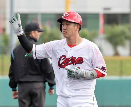 　２回、中前適時打を放ち、右手を挙げる小園（撮影・市尻達拡）