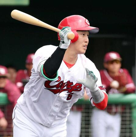 　１回、右前打を放つ小園（撮影・市尻達拡）