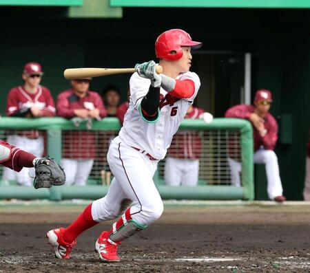 　２回、中前適時打を放つ小園（撮影・市尻達拡）