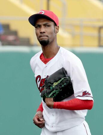 　４回、降板を告げられ厳しい表情でベンチに戻るアドゥワ（撮影・市尻達拡）