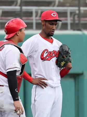 　４回途中で降板を告げられ、視線を落とすアドゥワ誠（撮影・市尻達拡）