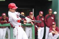 　８回、左越えソロを放つ二俣（撮影・市尻達拡）