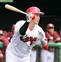 　１回、右前打を放つ小園（撮影・市尻達拡）