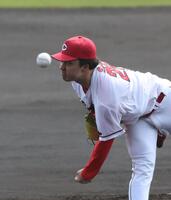 　先発し力投する佐藤柳（撮影・市尻達拡）