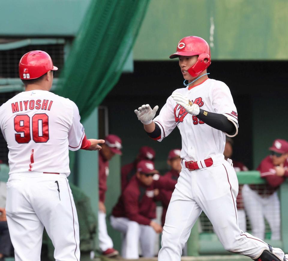 　８回、左越えソロを放ち、生還する二俣（撮影・市尻達拡）