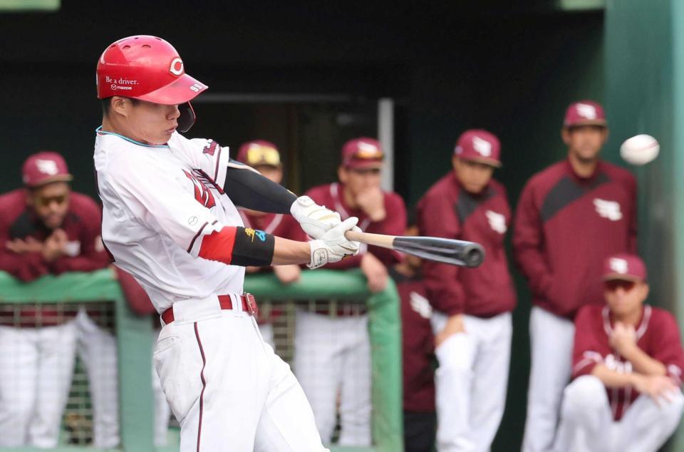 　８回、左越えソロを放つ二俣（撮影・市尻達拡）