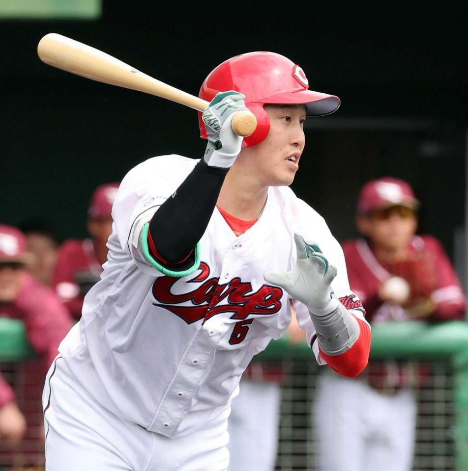 　１回、右前打を放つ小園（撮影・市尻達拡）