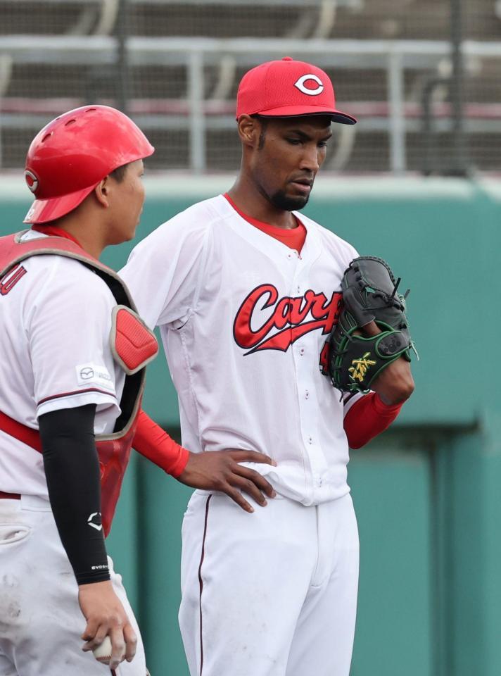 　４回途中で降板を告げられ、視線を落とすアドゥワ誠（撮影・市尻達拡）