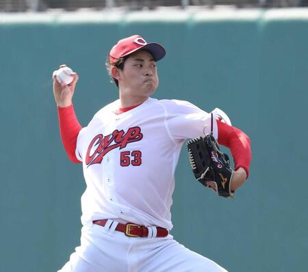 　３番手で登板し、好投する岡本（撮影・市尻達拡）