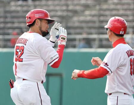 　３ランを放ちポーズを取る末包