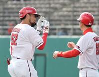 　３ランを放ちポーズを取る末包