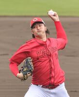 　シート打撃で力投する床田（撮影・市尻達拡）