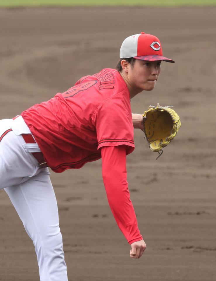 　シート打撃で力投する森下（撮影・市尻達拡）