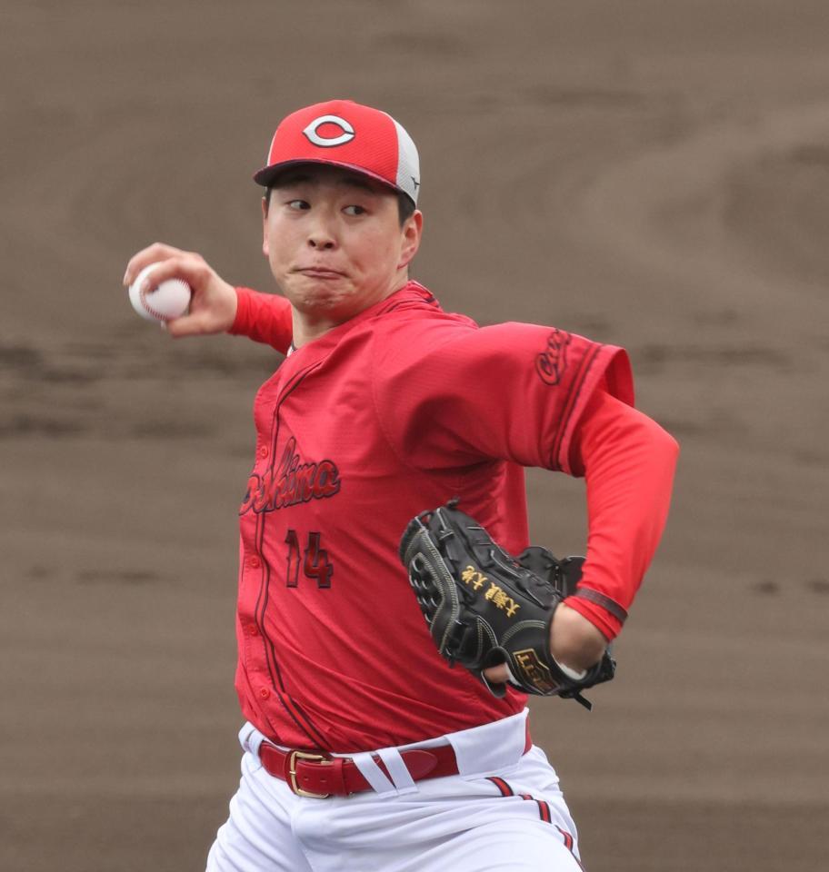 　シート打撃で力投する大瀬良（撮影・市尻達拡）