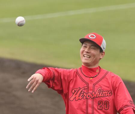 　シート打撃登板を終え、笑顔を見せる栗林（撮影・市尻達拡）