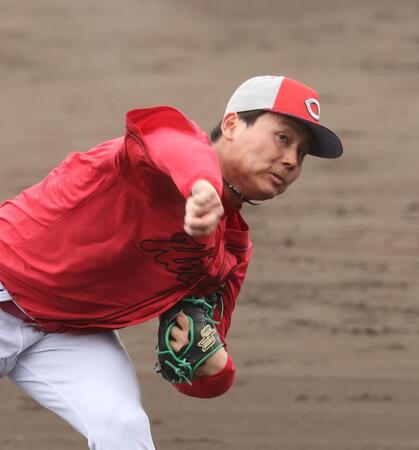 　シート打撃登板で、力投する栗林（撮影・市尻達拡）