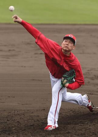 　シート打撃で力投する栗林（撮影・市尻達拡）