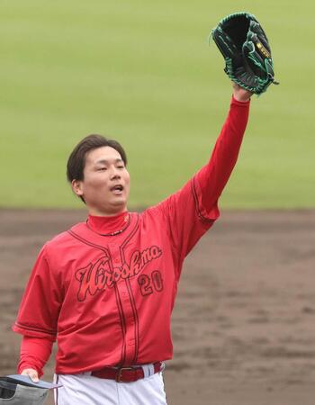 　シート打撃登板で、グラブを高く掲げる栗林（撮影・市尻達拡）